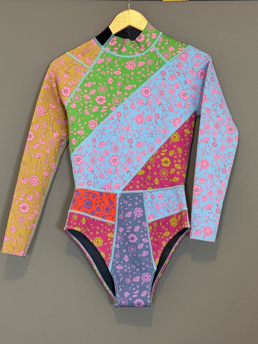 Cynthia Rowley Patchwork Floral Wetsuit Surf Suit Womens Large SPF 50 NEW - Picture 3 of 14